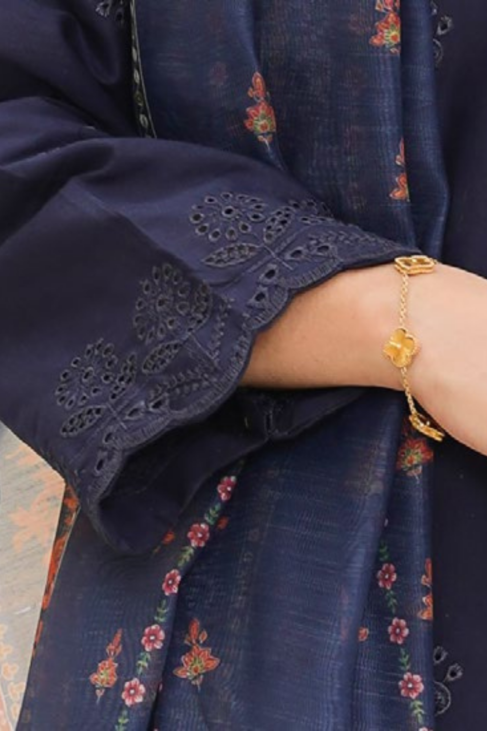 Dynia's By  Bin Saeed Embroidered Chickenkari Lawn Suit BS-104