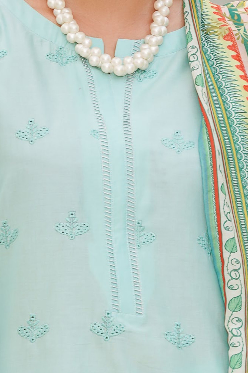 Dynia's By Bin Saeed Embroidered Chickenkari Lawn Suit BS-107