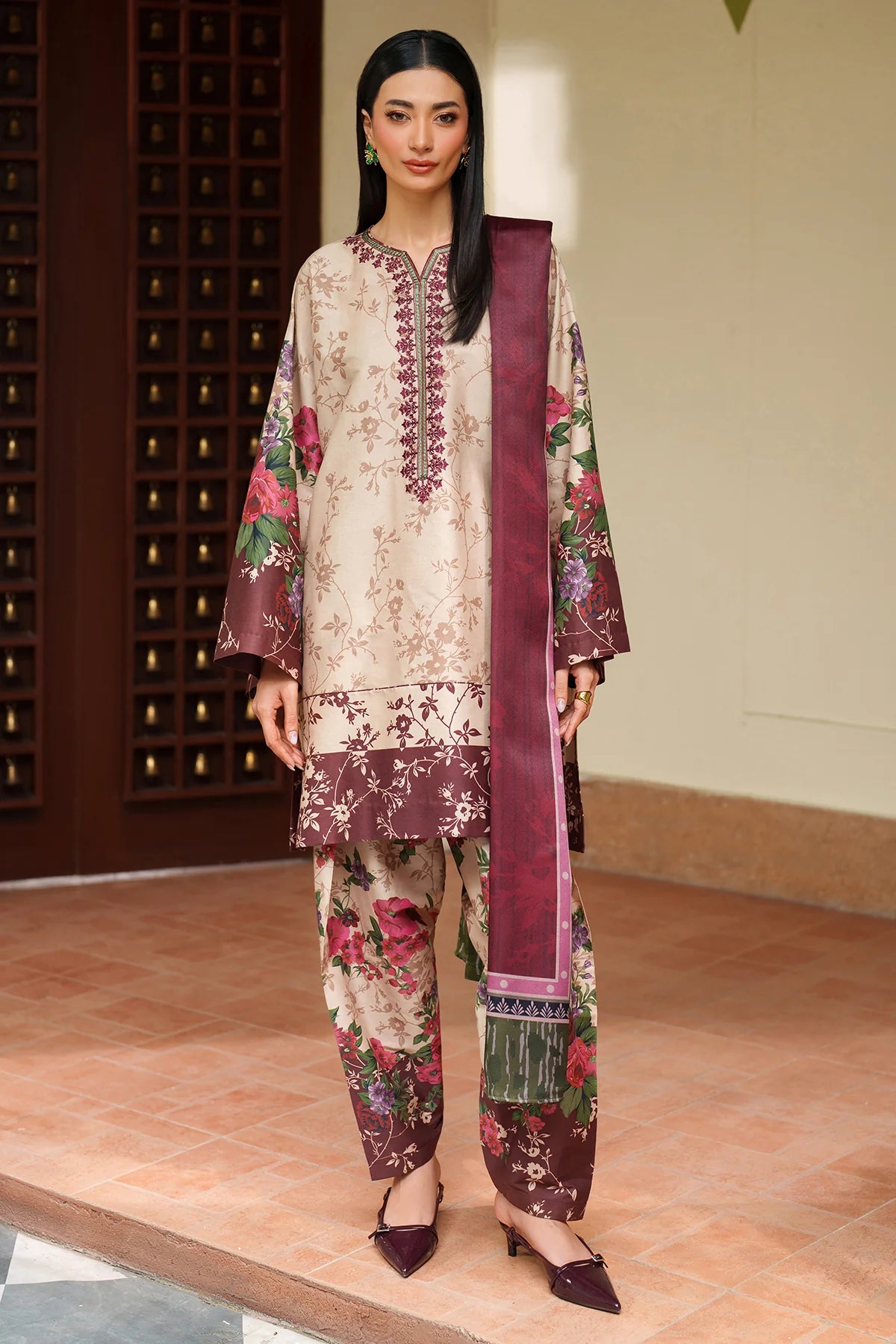 Jazmin Embroidered Viscose Suit UW-0185